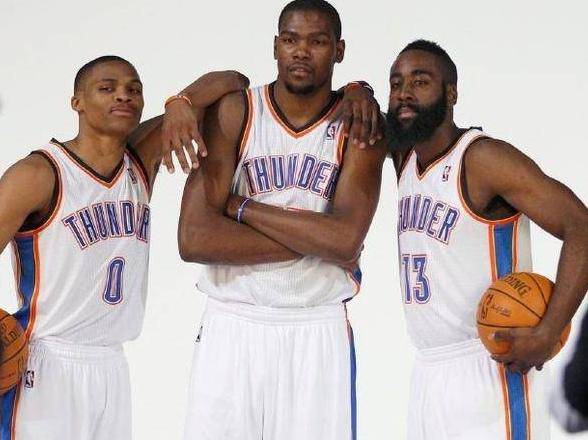 中心官方网站-夺冠首场状态出色，DWG观众沸腾！，哈登重返赛场赛场气氛高涨的简单介绍