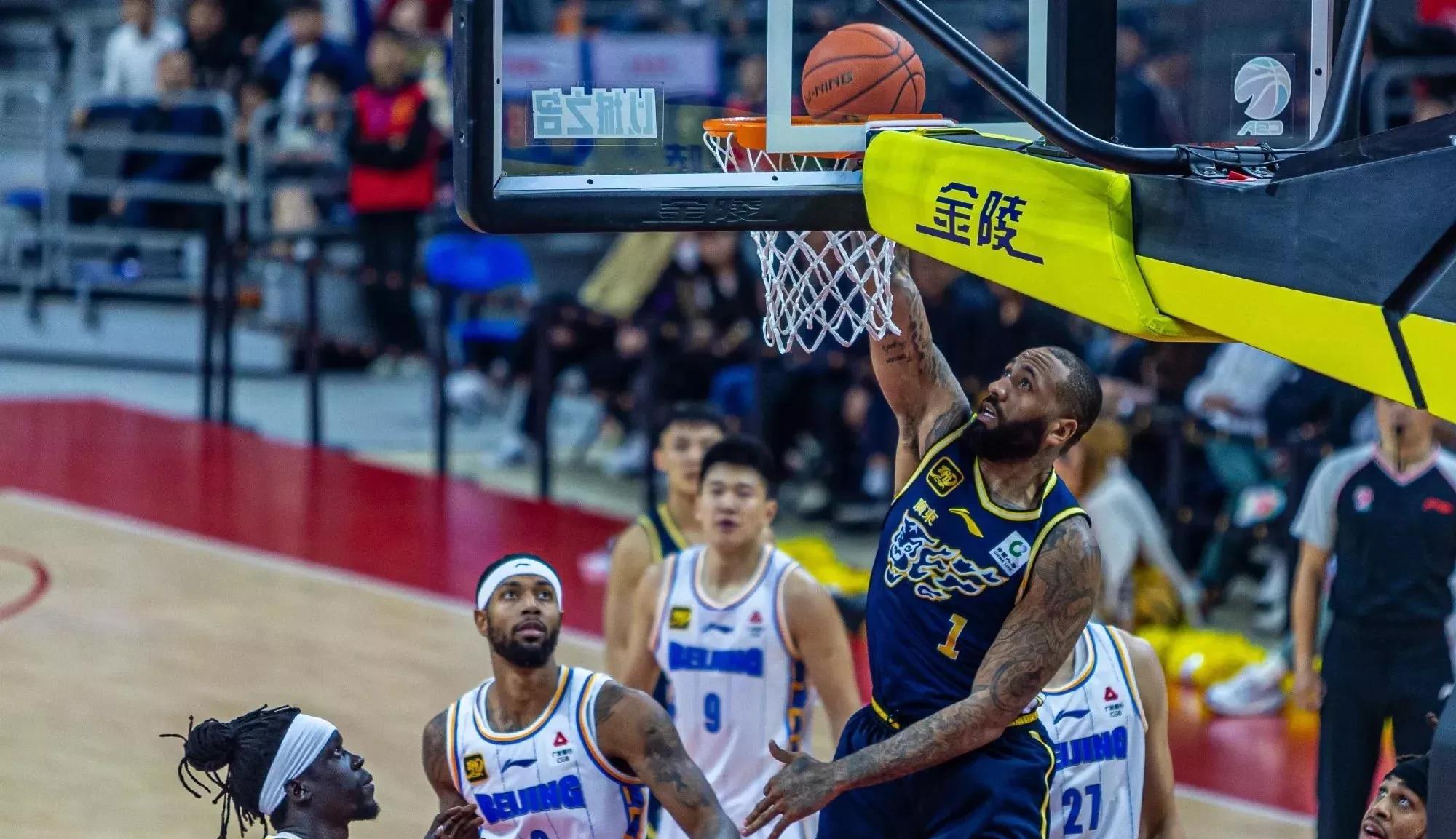 中心官方网站-巴塞罗那关键时刻伤情更新；志在CBA常规赛名次提升；球迷炸锅；年轻球员得到机会的简单介绍